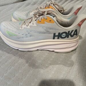 Women’s Hoka Clifton 9 - color Vanilla